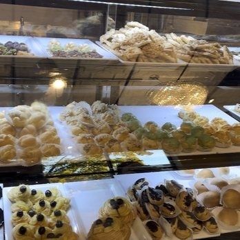 Auslage einer Pasticceria mit vielfältigem Feingebäck und kleinen Törtchen