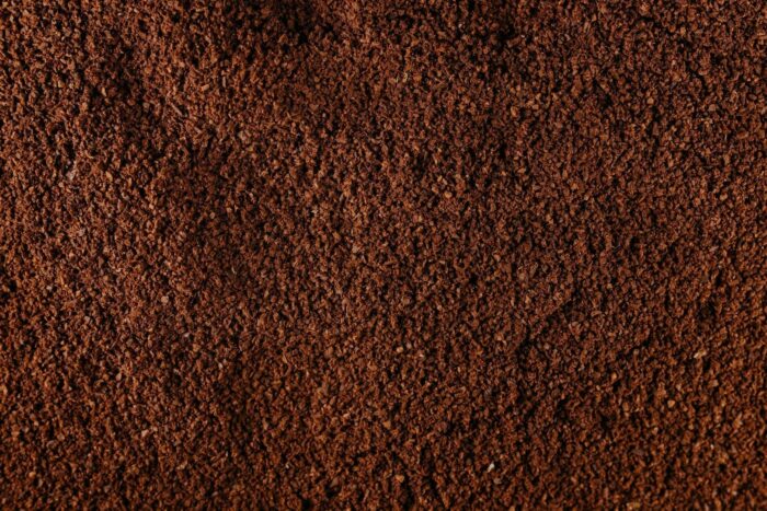 Nahaufnahme gleichmäßig verteilter, dunkelbrauner Kaffeepartikel